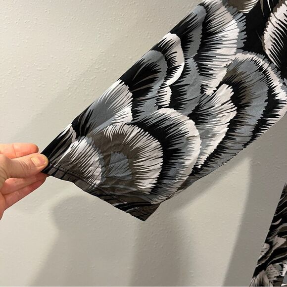 Tiana B V-neck long sleeve knee length plus size dress size 1X - Picture 4 of 14